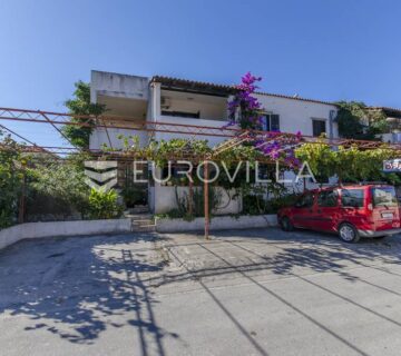 Supetar, apartmanska kuća blizu mora - cover