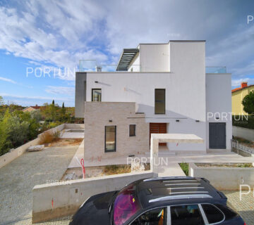 Moderna vila s bazenom u Rovinju - cover