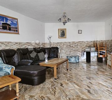 Renovirana kuća sa dvorištem - cover