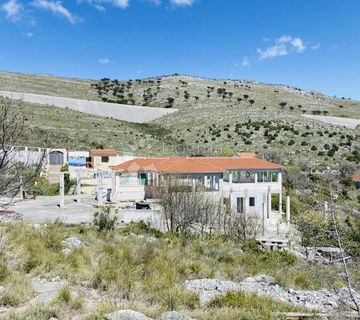Ugostiteljski kompleks s pogledom na more na parceli od 5841 m2 - cover