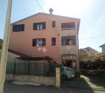 Zadar, kuća sa 3 stana i pomoćnom zgradom - cover