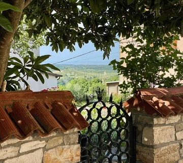 Kuća, s restoranom u prizemlju, u centru Buja - cover