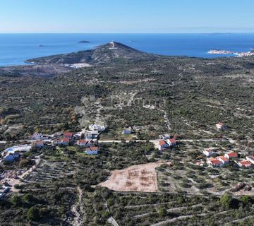 Građevinsko zemljište od 901m2 u zaleđu Primoštena - cover