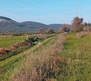 Poljoprivredno zemljište s bunarom za vodu na zemljištu! - cover