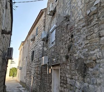 PRODAJA DVA APARTMANA S POSEBNIM ULAZOM U ISTOJ KUĆI – KAŠTEL SUČURAC - cover