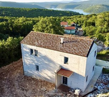 KUĆA SA PREKRASNIM POGLEDOM NA MORE - cover