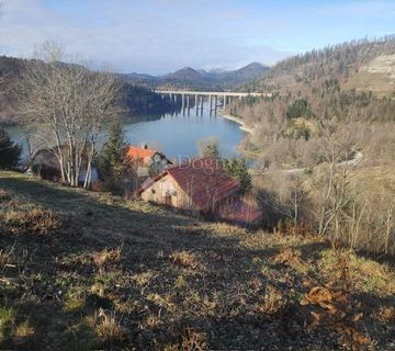 Atraktivni teren u Fužinama uz jezero Bajer - cover