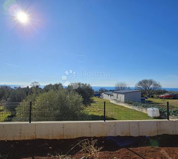 Umag, prostrani stan u prizemlju  s vrtom i pogledom na more - cover