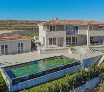 Prestižna vila u okolici Poreča s 4 spavaće sobe i bazenom - cover