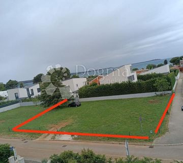 ELITNO NASELJE-GRAĐEVINSKO ZEMLJIŠTE S DOZVOLOM ZA VILU S BAZENOM 200m OD PLAŽE!! - cover