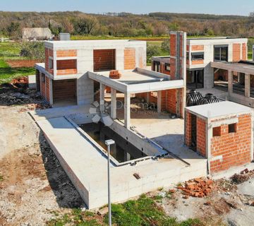 Kanfanar, atraktivna villa u roh-bau fazi s pogledom na more  - cover