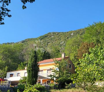 DVIJE KUĆE ZA ŽIVOT ILI TURISTIČKI NAJAM - cover