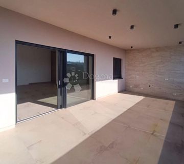 PREKRASNI PENTHOUSE S VELIKOM TERASOM I POGLEDOM NA MORE! GARAŽA! - cover