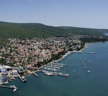 Šarmantna starina u prvom redu do mora - cover
