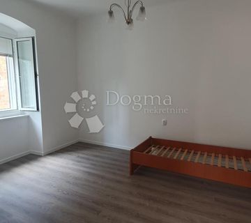 ADAPTIRAN 3SKL STAN NA PODMURVICAMA - cover