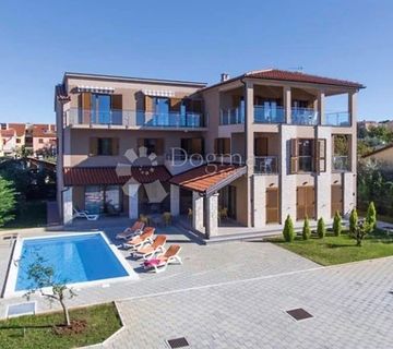 LUKSUZNA KUĆA SA 4 STANA 200 M OD MORA - cover