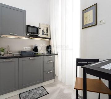 RIJEKA, CENTAR -Stan u centru za investiciju , par koraka do Korza  - cover