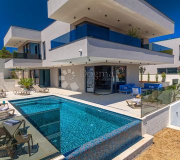 MARINA KOD TROGIRA – LUXUZNE VILLE LUCY ***** VILLA PLUM - cover