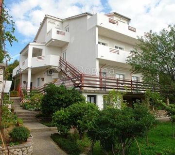 Jadranovo kuća sa sedam apartmana - cover