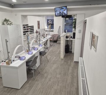 Prilika za investitore! Atraktivan poslovni prostor u centru s dvorišnom garsonjerom  - cover
