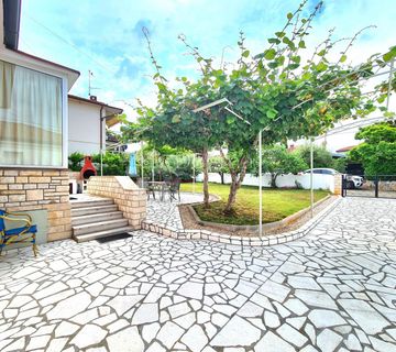 Umag,prizemnica s velikom okućnicom na 300m od plaže - cover