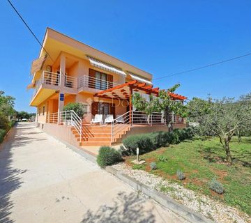 APARTMANSKA KUĆA U BLIZINI MORA I PLAŽE - SUKOŠAN - cover