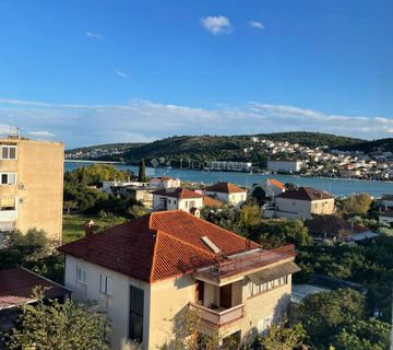 Dvosoban stan sa pogledom na more i grad, Trogir - cover