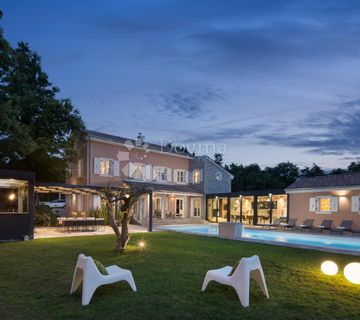 VILLA SA BAZENOM I PROSTRANOM OKUĆNICOM, NA OSAMI! - cover