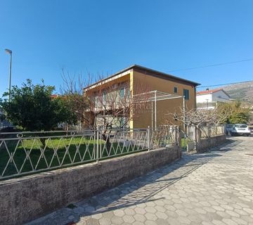 KUĆA U KAŠTEL GOMILICI S TERASOM, VRTOM, I DVA GARAŽNA MJESTA - cover