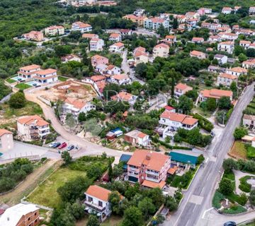 MALINSKA - GRAĐEVINSKO ZEMLJIŠTE S IDEJNIM PROJEKTOM ZA TRI DUPLEX KUĆE I JEDNU SAMOSTOJEĆU - cover