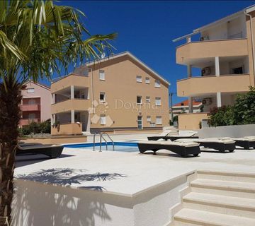 PRILIKA! Villa s 3 apartmana - 100m od mora - cover