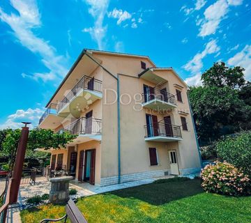 Kuća sa 3 apartmana i fenomenalnim pogledom - cover