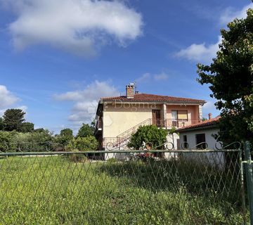 Kuća s Dva Odvojena Stana, Garažom i Predivnim Pogledom na More - cover