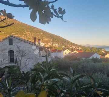 Prostrana kuća s apartmanima na atraktivnoj lokaciji - cover