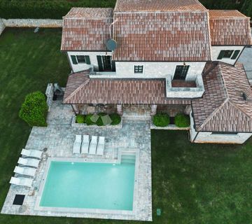 JEDNA OD 10 VILA- KOMPLEKSA-HERAKI-POREČ - cover