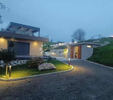 INSPIRIRAJUĆI POGLED IZ BAZENA - cover