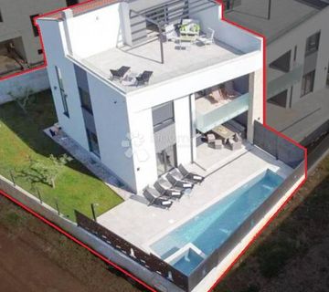 Umag, prekrasna i moderna vila 400 metara od mora - cover