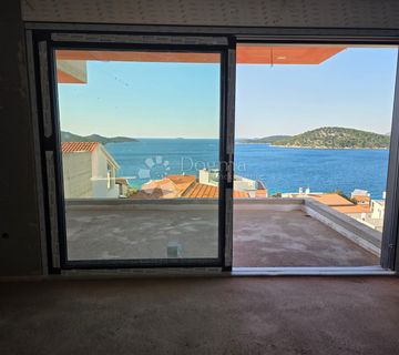 ROGOZNICA- STAN S PREDIVNIM POGLEDOM NA MORE - cover