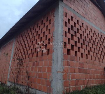 Velika gospodarska zgrada i solidna kuća - cover