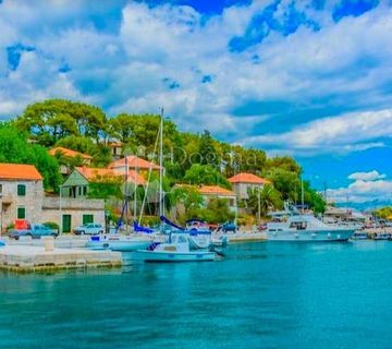 ŠOLTA-PRVI RED DO MORA, građevinska parcela 2068 m2 i kuća 10 metara do plaže - cover