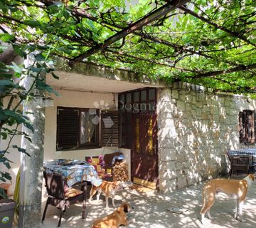 Kuća sa garažom - cover