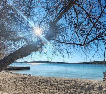SRIMA - atraktivna  kuća u prvom redu do plaže s predivnim vrtom - cover