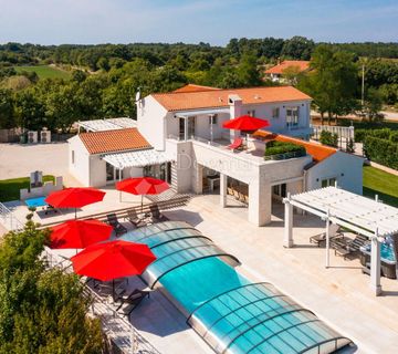 PROSTRANA VILLA S BAZENOM I SADRŽAJIMA NA RUBU SELA - cover