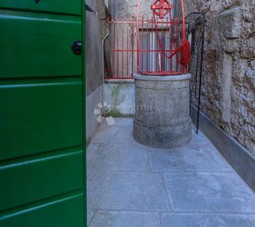 Rovinj, centar – elegantan jednosoban stan u kamenoj zgradi, 200m od mora - cover
