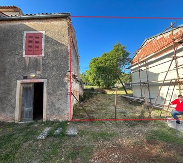 PRILIKA! Kuća u nizu za renovaciju s velikom okućnicom - cover