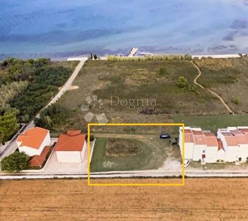 Atraktivno građevinsko zemljište 633m² svega 130m od mora! - cover