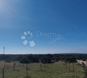 Mandre, Pag - Poljoprivredno zemljište s pogledom na more - cover