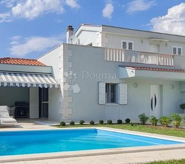Luksuzna Vila s Bazenom u Središtu Vrsi – Blizina Mora, Privatnost i Elegancija - cover