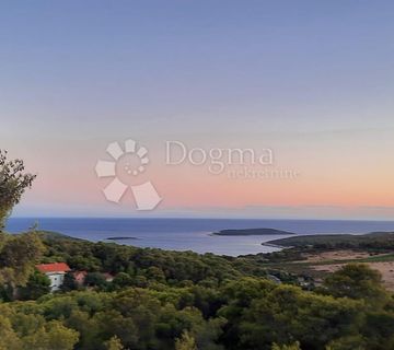 Otok Vis - izniman posjed s kamenom starinom za adaptaciju ! - cover