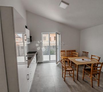 Kuća s 3 moderna apartmana na Viru - cover